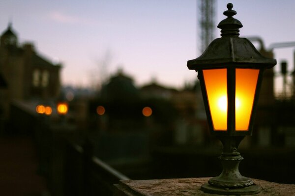Sur le fond de la ville de nuit - une lanterne ancienne solitaire