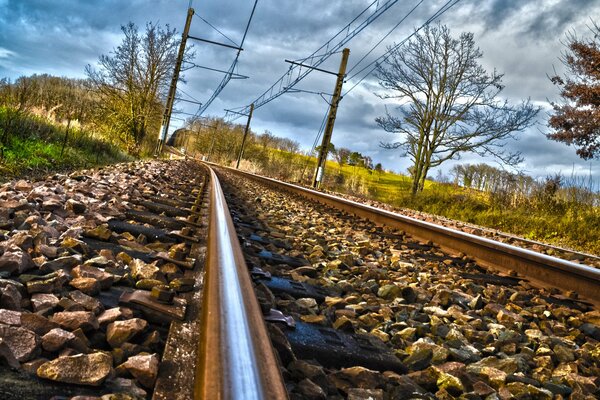 Nuages ciel rails arbres bleu