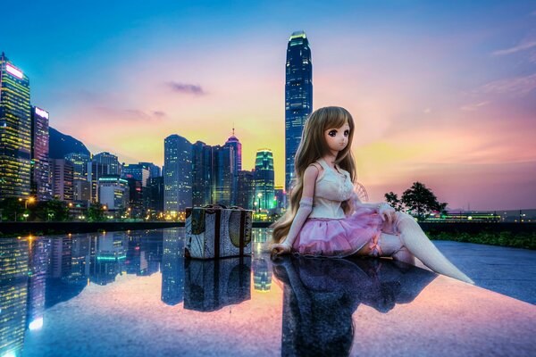 Bambola seduta sulla riva del fiume all alba