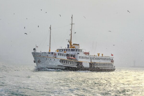 Ferry al mar del Bósforo, Turquía, Estambul, invierno