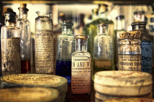 Vintage Flaschen im Vintage-Stil Apotheke