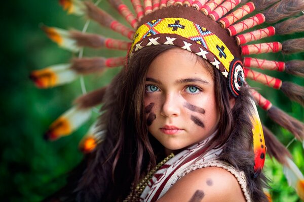 Porträt eines kleinen Mädchens im Kostüm eines Indianerkriegers
