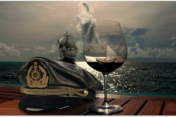 Gorra y Copa de vino en el fondo de un barco en el mar