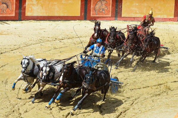 Pferderennen im Hintergrund der Arena