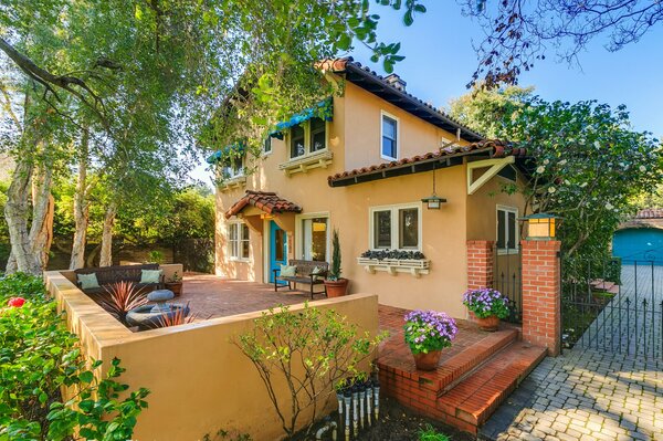 Schönes Haus mit Garten und Blumen fröhliches Foto