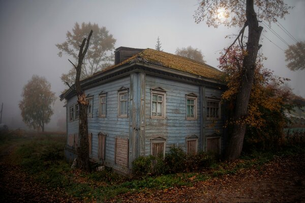 Opuszczony samotny dom we mgle