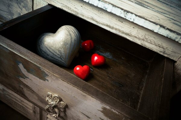 Coeurs rouges dans un tiroir de bureau en bois