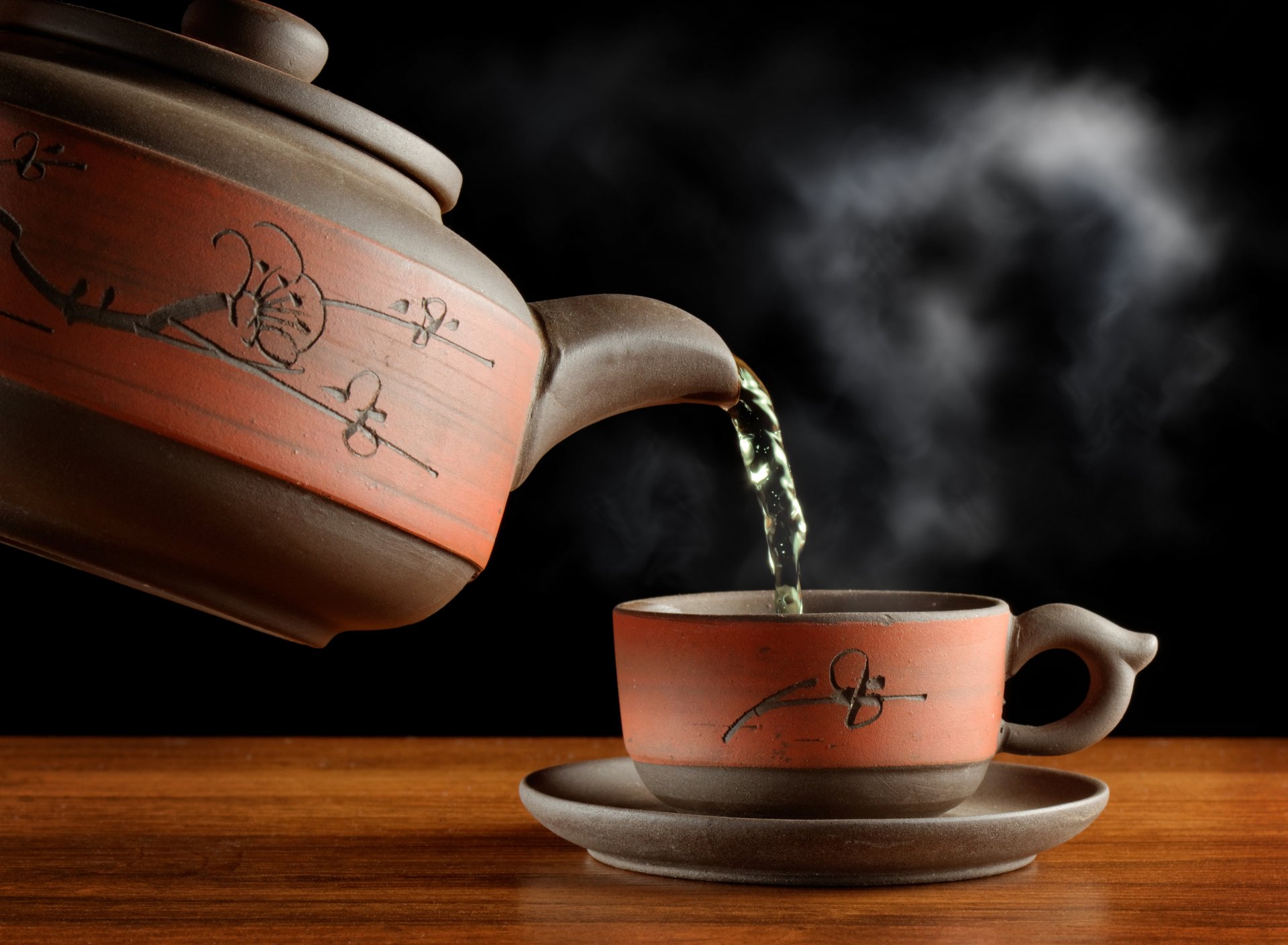 té verde vapor taza tetera vajilla mesa fondo negro