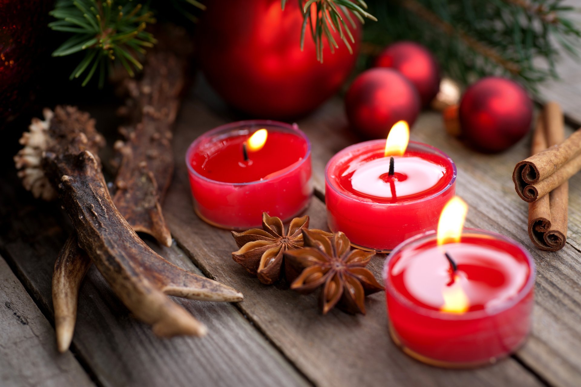 velas rojo canela anís anís ramas bolas árbol de navidad vacaciones año nuevo