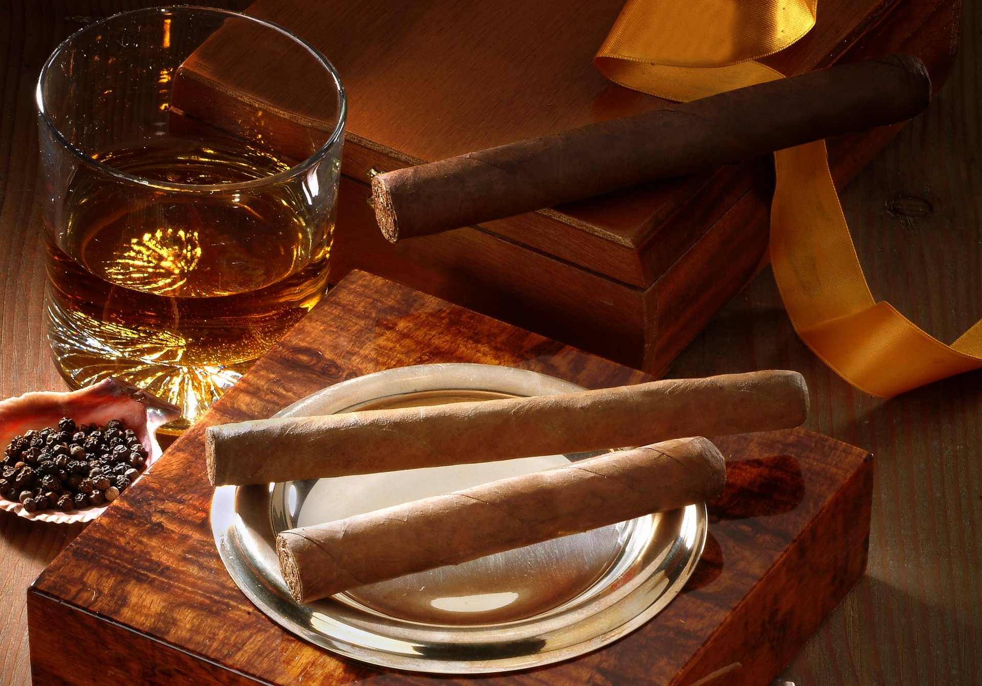 cigare boîte whisky verre