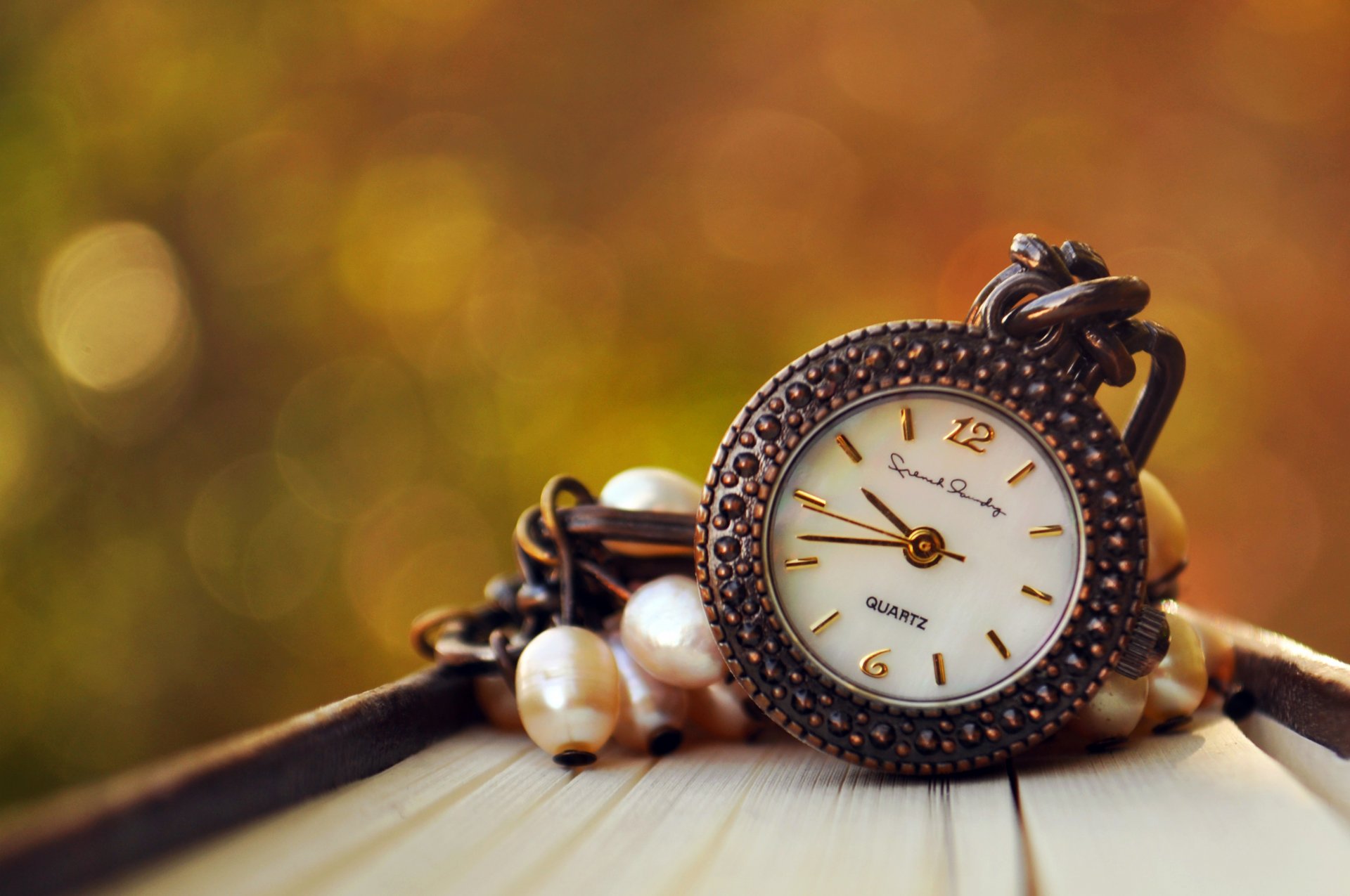 orologio quadrante ciondolo bokeh