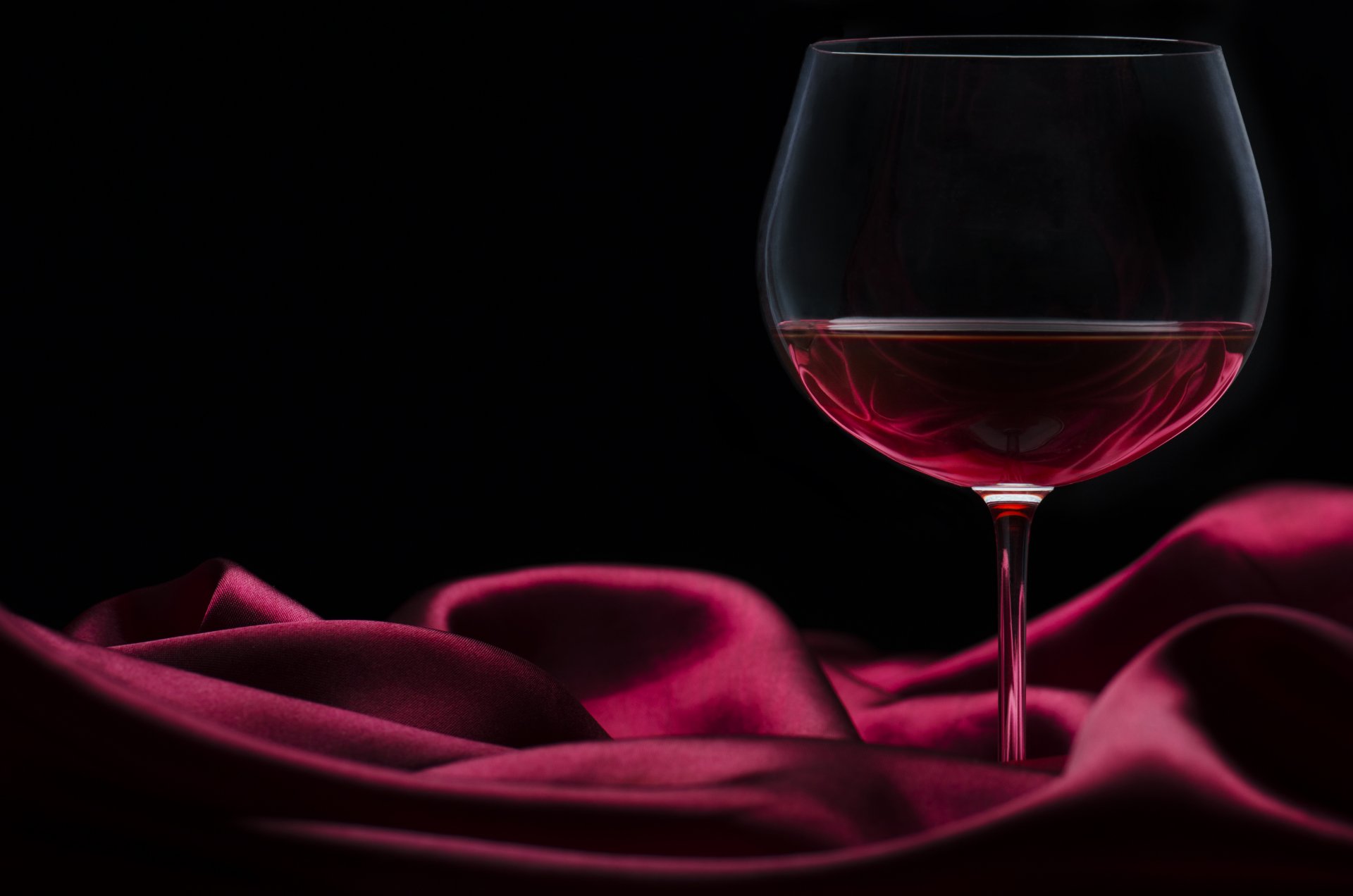 vin rouge verre à vin soie satin bourgogne fond noir