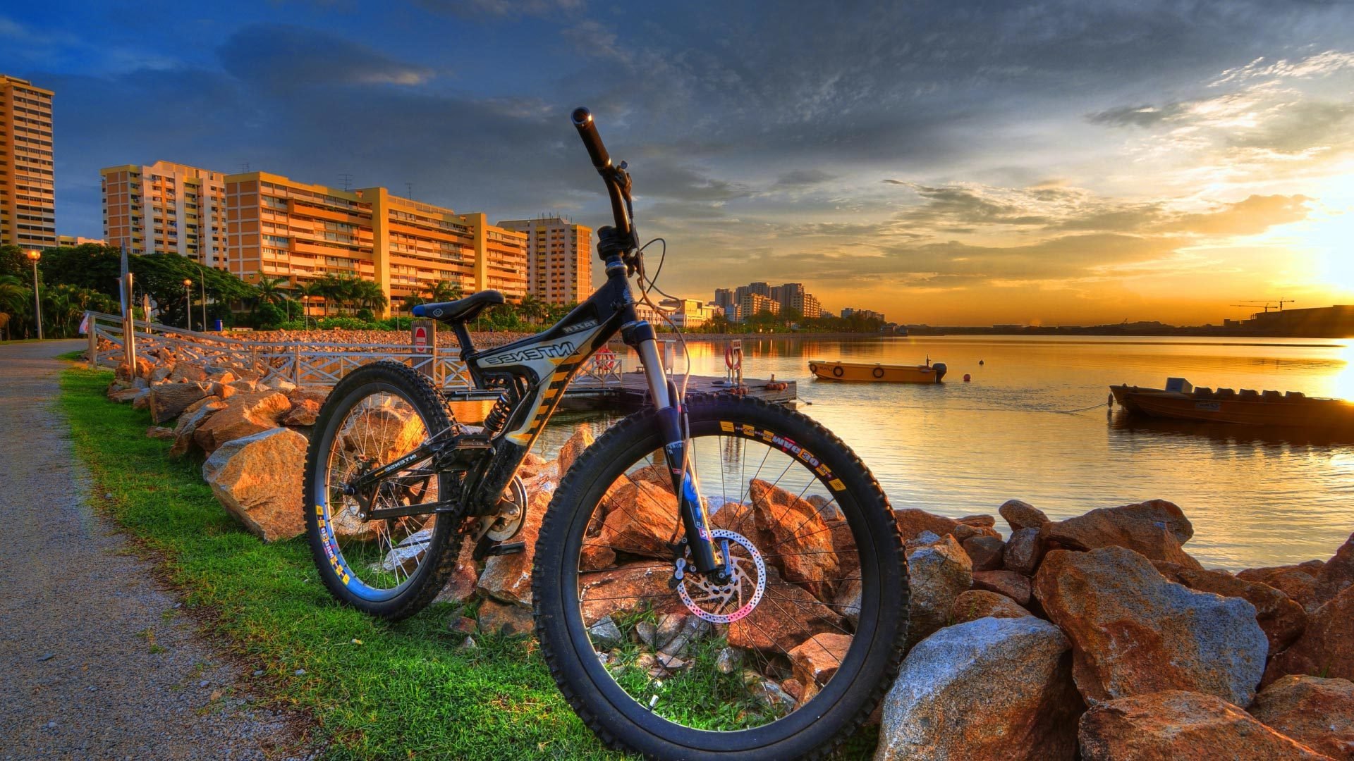 bicicleta orilla tarde casa piedras agua