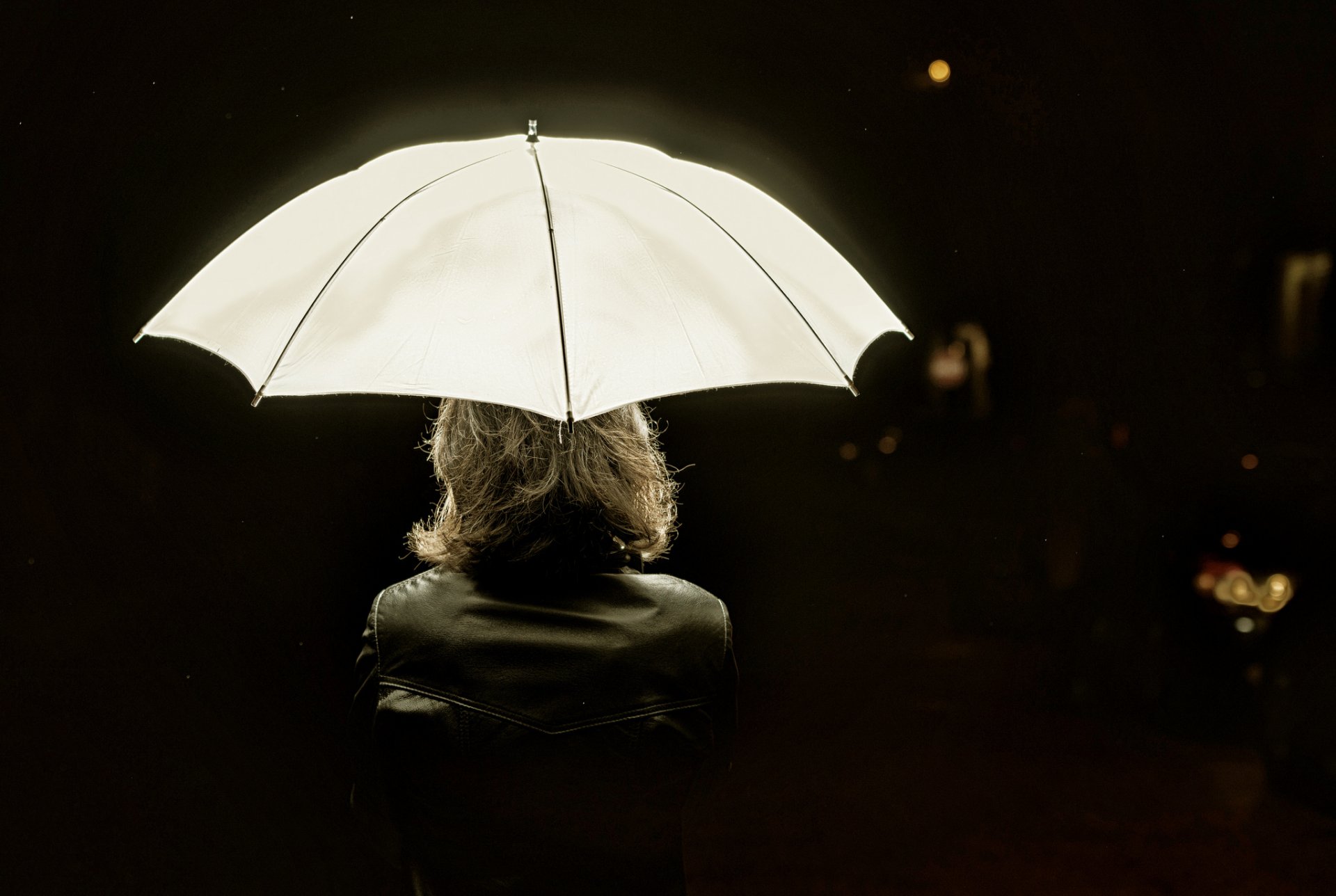 noche lluvia mujer paraguas blanco fluorescente