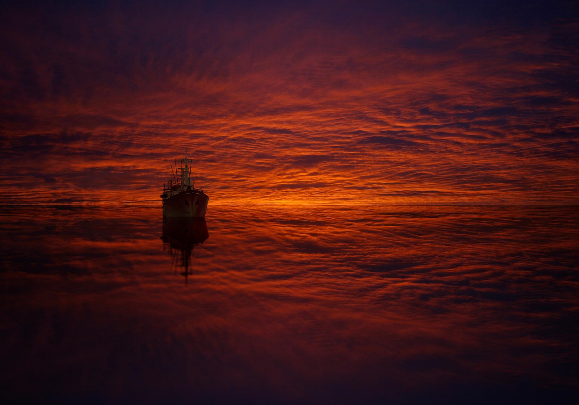 navire mer nuages réflexion