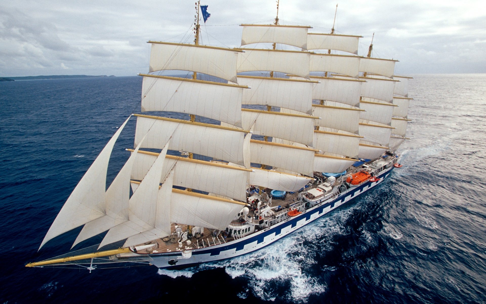 mare royal clipper a cinque alberi barca a vela rigging vele full run scia jet da crociera