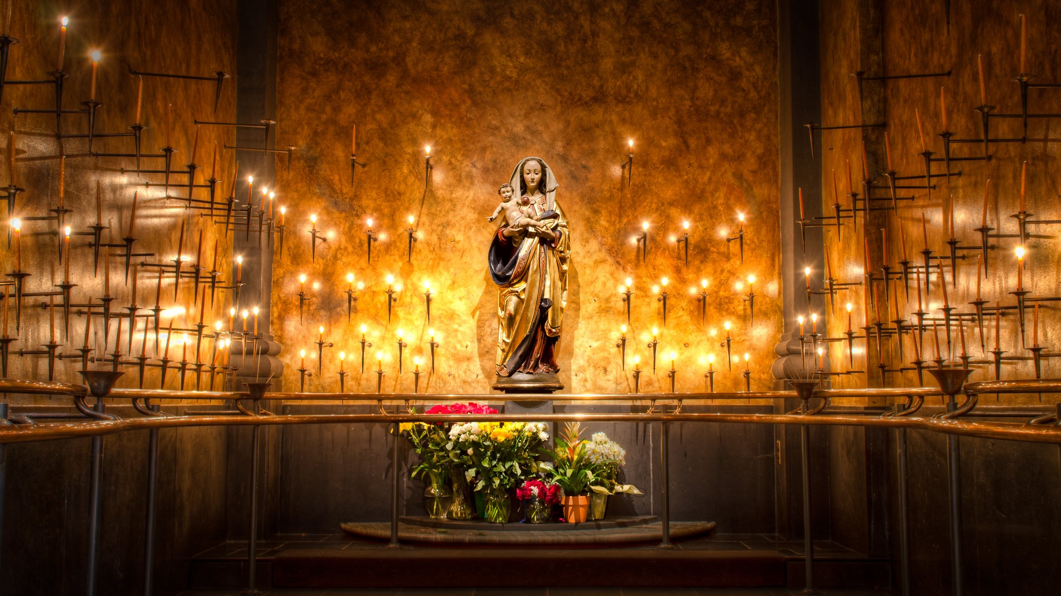 vergine maria statua candele fiori