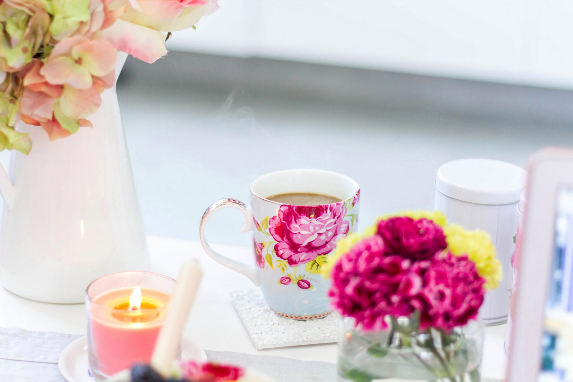 kaffee tasse zeichnung rosen blumen vase kerzen frühstück