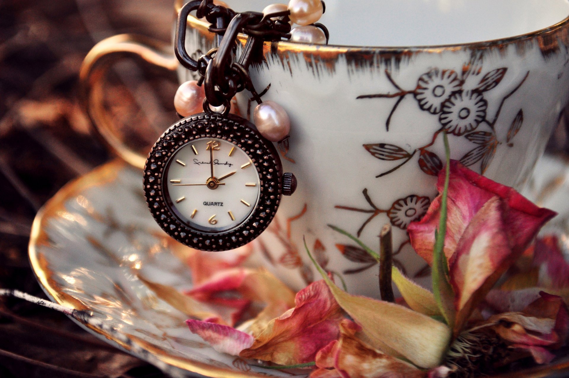 horloge pendentif tasse soucoupe feuilles sec fleur rose pétales