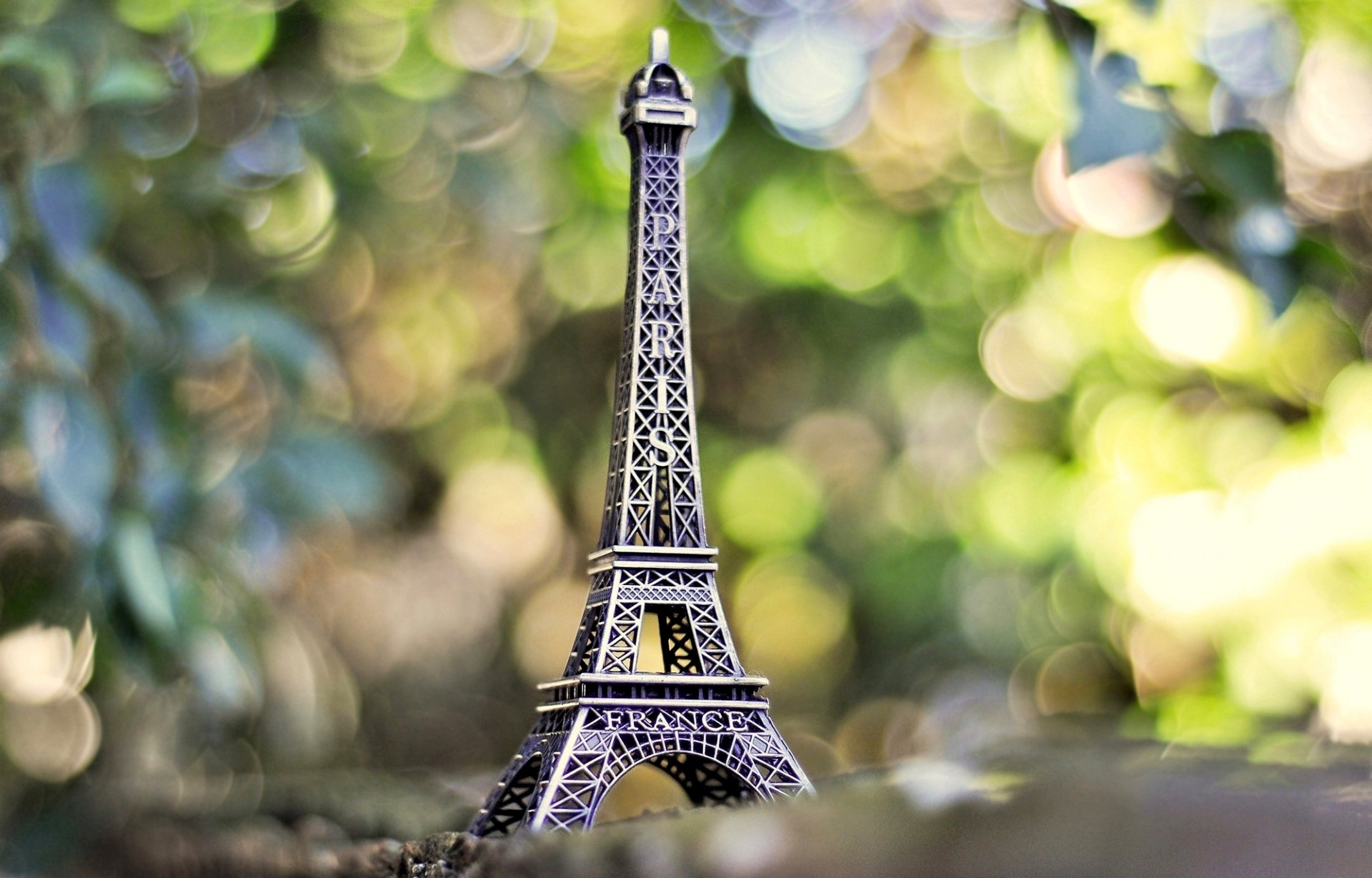 paris frankreich la tour eiffel eiffelturm figur ständer bokeh unschärfe grün