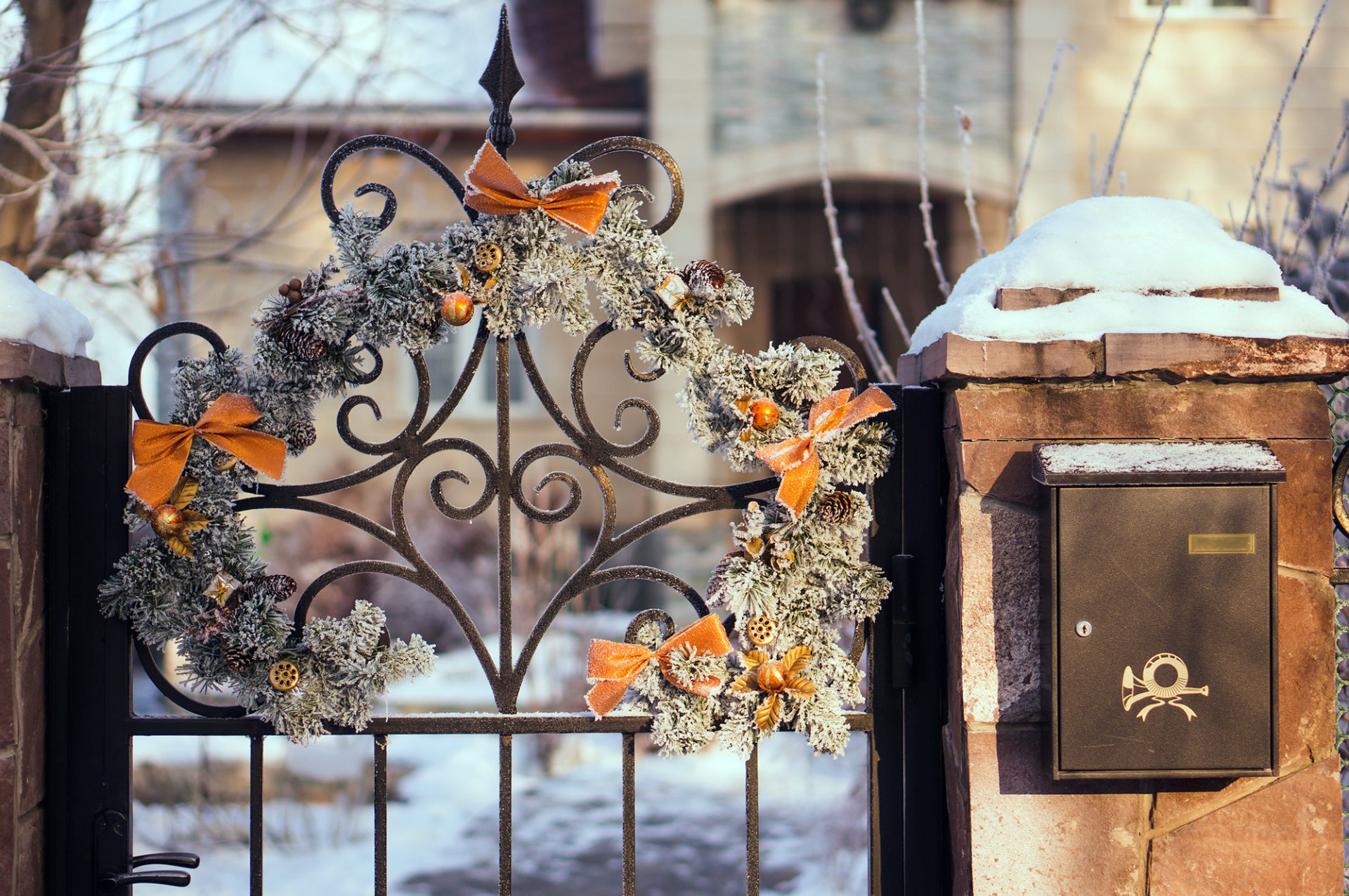 winter tür kranz tor zaun briefkasten schnee bäume zweige natur