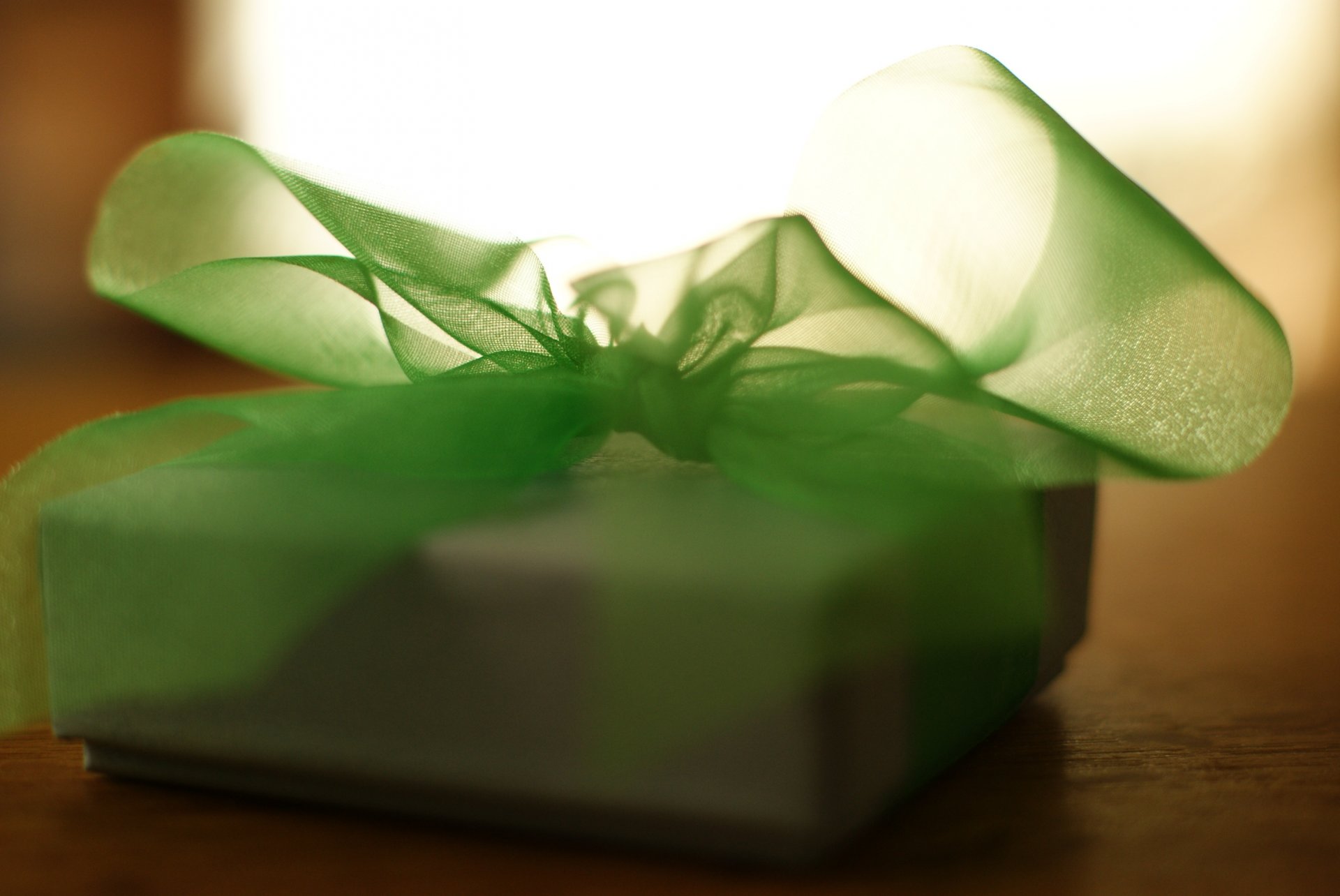 miscellaneous gift gift box box ribbon bow green background wallpaper widescreen fullscreen widescreen widescreen