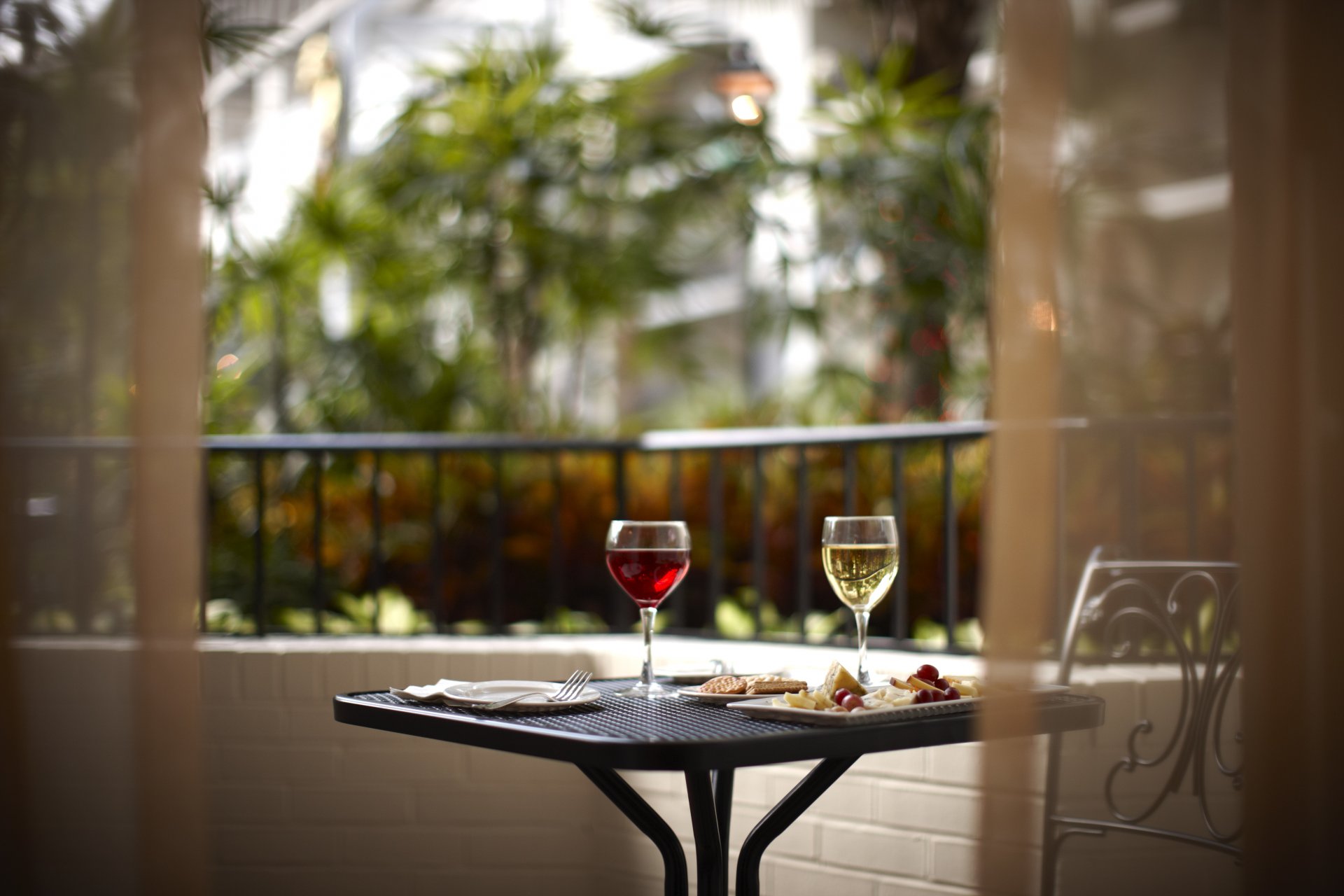 balkon stolik jedzenie kieliszki wino