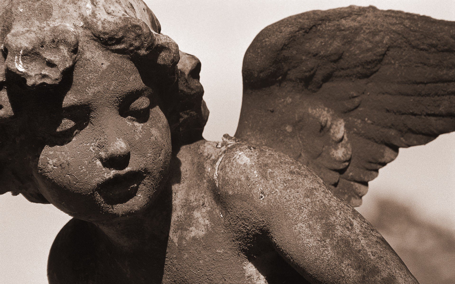 culpture angel stone wing