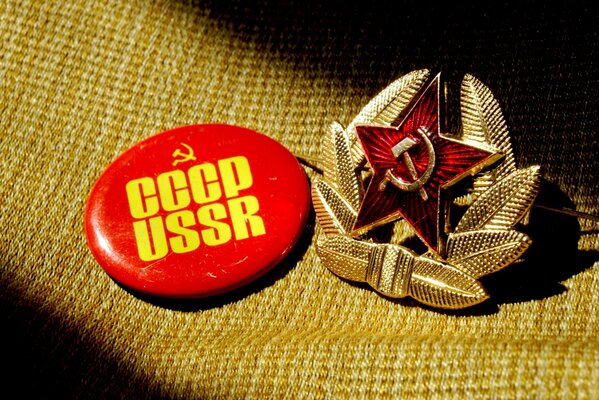 Кокарда с советской звездой серпом и молотом и значок СССР