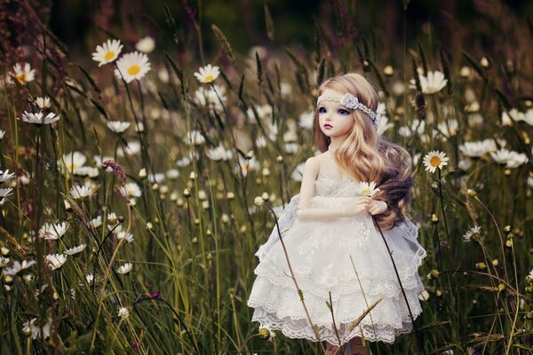 Poupée en robe blanche et herbe