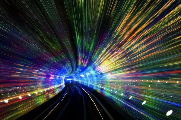 Route menant au tunnel Coloré avec des lumières