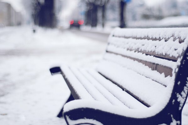 Beau banc de rue dans la neige