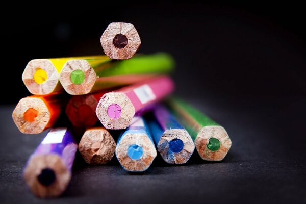 Lápices de colores sobre la mesa