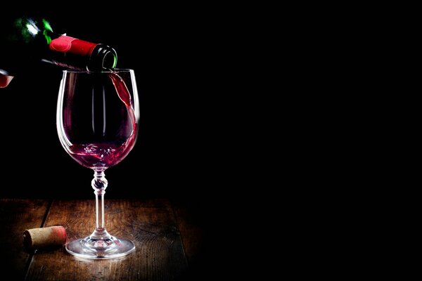 Verre de vin rouge sur fond noir