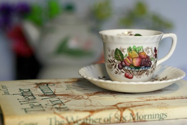 Tasse de thé parfumé sur une soucoupe