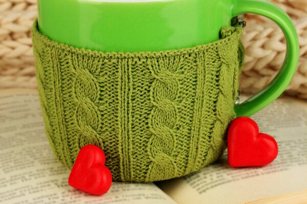 Tasse verte sur le livre ouvert