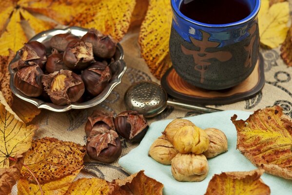 Bodegón de otoño con té de castañas