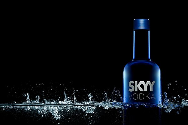 Skyy Wodka auf schwarzem Hintergrund mit Wassertropfen