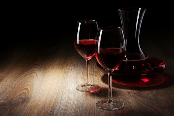 Vin rouge dans des verres en verre sur la table