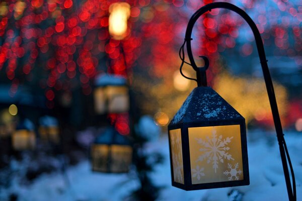 Taschenlampen mit Schneeflocke auf Winterhintergrund