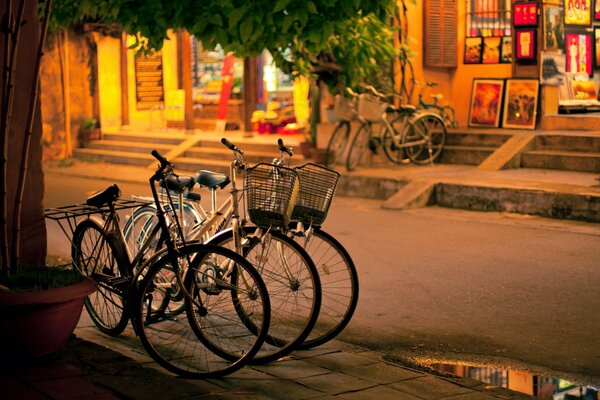 Vélos sur le trottoir par une soirée d été tranquille