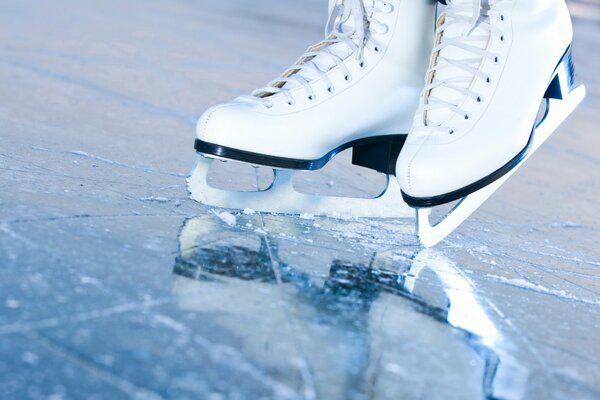 Patins blancs sur glace miroir