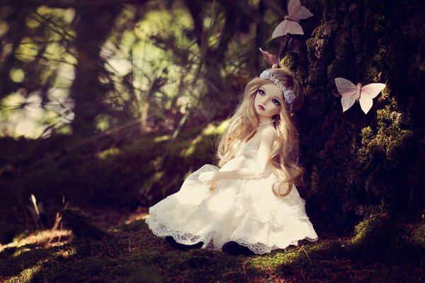 Кукла в лесу с бабочками в красивом белом платье