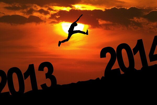 Il salto dell uomo dal 2013 al 2014 sullo sfondo del tramonto