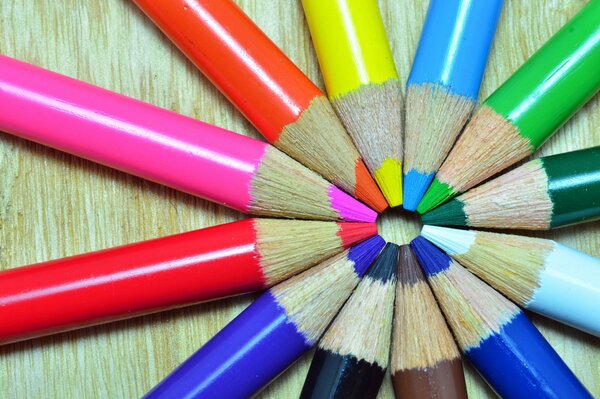 Crayons de couleur empilés dans un cercle