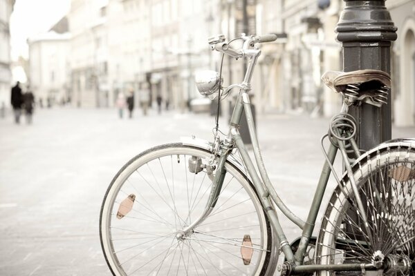 Fahrrad von Passanten an Straßenmast gekippt