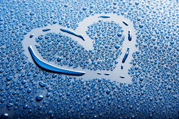 Cuore di gocce d acqua su sfondo blu