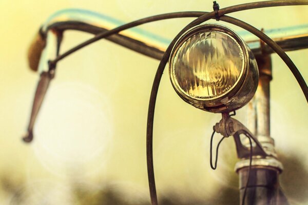 Auf verschwommenem Hintergrund Fahrradlenker mit Taschenlampe