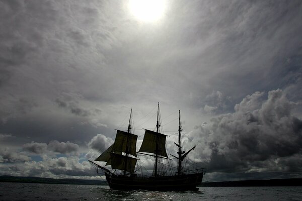 Segelboot am Horizont Hintergrund mit Wolken