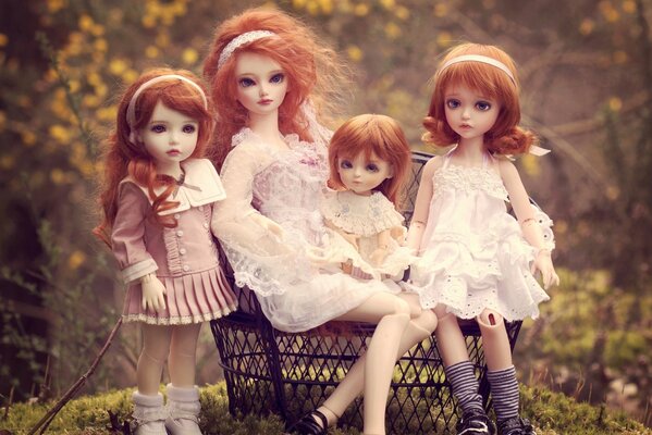 Ensemble de belles poupées représentant une famille
